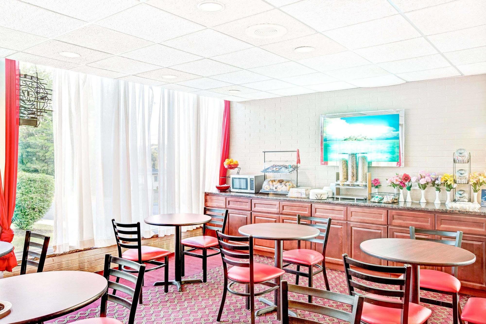 Ramada By Wyndham Rockaway Hotel Buitenkant foto